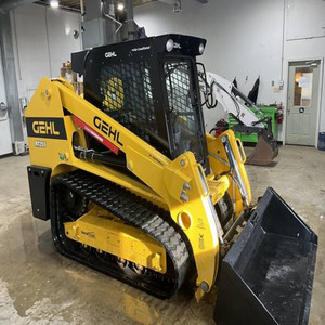 Cargadora compacta de orugas Gehl RT255 tipo skid steer, color amarillo, con accesorio de cucharón - Product Image 1