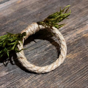 Anneau de serviette en jute vintage fait à la main avec un motif de feuille verte pour la décoration de table de salle à manger rustique et de fête en provenance d'Inde - Product Image 1