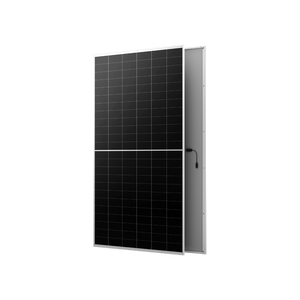 Panel Solar de Alta Velocidad Aiko Serie Comet de 615W, Inteligente y de Máxima Eficiencia - Product Image 1