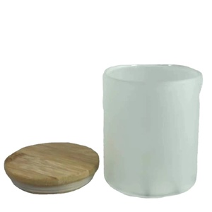 Bougeoirs en verre dépoli avec couvercle en bois foncé Lanternes et bocaux à bougies élégantes en bois - Product Image 1