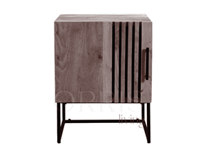 Chevet contemporain en bois massif - Table de chevet artisanale avec support en métal industriel et porte à lattes - Product Image 3