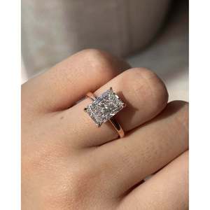 Anillo de Diamante Cultivado en Laboratorio con Corte Radiante de 3.51 Quilates, Oro Rosa de 14K, Halo Oculto, Solitario, Certificado IGI E/VVS2 - Product Image 3