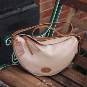 Djoen Sac à bandoulière en cuir de vachette de qualité export en cuir véritable fabriqué à la main au design minimaliste fermeture à glissière à la mode - Product Image 3
