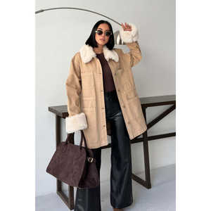 Veste en jean mi-longue pour femme avec détails en fourrure sur les manches et le col - Product Image 6