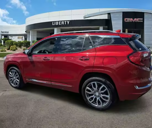 GMC Terrain Denali AWD 2024 Usado, Auto Deportivo con Interior Oscuro, Asientos de Cuero, Techo Panorámico, Cámara Trasera de 360°, Automático - Product Image 3