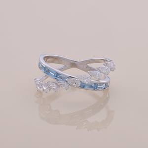 Anillo cruzado de lujo con diamantes en forma de baguette y pera en oro blanco, rosa y amarillo de 14 quilates. - Product Image 1