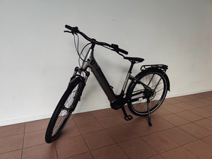 En stock 2025-2026 Mavaro Neo 4 Low Step-Thru Bicicleta de trekking eléctrica Todos los tamaños y COLORES DEL CUADRO Listo para enviar a todo el mundo - Product Image 2