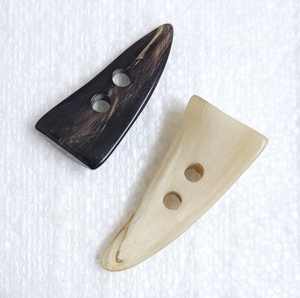 Attache en corne naturelle durable avec deux trous, technique polie pour la création de bijoux faits à la main par Tradebit - Product Image 3