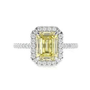 Anillo de Compromiso con Halo de Diamantes Cultivados en Laboratorio en Plata de Ley Amarilla con Detalles Bonitos para Mujer - Product Image 4