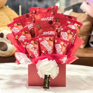 Enjoy Maltesers Chocolate Candy Textura ligera y crujiente con sabor a malta dulce Ideal para compartir y exhibir al por menor - Product Image 1