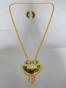 Venta caliente Collar chapado en oro de 22 quilates con piedra natural y conjunto de anillos de pendientes con conjunto de joyas de estilo de lujo para la venta - Product Image 3