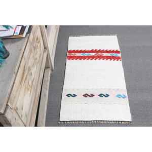 Alfombra turca vintage, pequeña, de 1.7x3.3 pies (51x102 cm), alfombra de lana con motivos de plantas y árboles blancos - Product Image 3