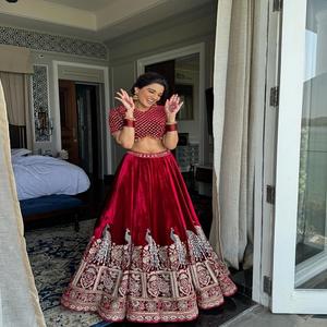 Dernière tenue de créateur à feuilles persistantes en velours de qualité supérieure Lehenga Choli & Dupatta avec broderie à séquences de cordons lourds à vendre - Product Image 3