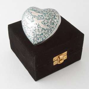 Urne de cendres pour bébé de qualité fiable avec boîte Conception agréable Souvenir de coeur Urne funéraire commémorative en métal laiton - Product Image 3