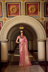 Dwsigner de qualité supérieure vente chaude look élégant dernier fabricant de saree en soie de tissu incroyable de Surat - Product Image 6