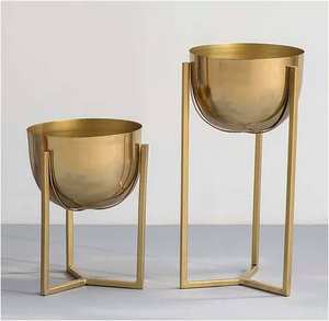 Jardinière en métal chromé doré de qualité supérieure, au design moderne, élément décoratif unique pour plantes d'intérieur/extérieur - Product Image 2