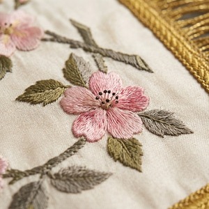 Étole liturgique en soie faite à la main, brodée de motifs dorés, avec franges, design personnalisé - Product Image 3