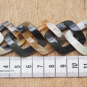 Collar de Lujo Hecho a Mano con Cuerno de Búfalo, Joyería Natural y Sostenible para Mujer, Alta Calidad - Product Image 1