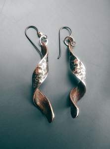 Bague d'oreille unique en cuivre fabriquée à la main avec des détails vintage pour les femmes qui apprécient les bijoux artistiques - Product Image 2