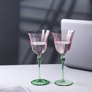 Copa de vino de cristal de color de alta calidad crea una conexión sensorial entre el bebedor y el vino. - Product Image 3