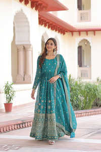 Anarkali bleu ciel en argent froissé avec broderie de sequins et travail de broderie et de dentelle sur le bord du dupatta - Product Image 2