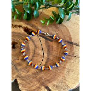 Pulsera Navajo con Dijes de Perlas Chapadas en Oro y Detalles de Diamantes - Product Image 1