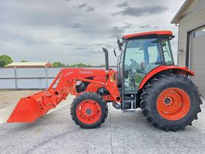 รถแทรกเตอร์ Kubota LA1154 พร้อมที่ตักด้านหน้า รถแทรกเตอร์อเนกประสงค์สำหรับงานเกษตร ห้องโดยสารแบบปิด เครื่องจักรกลการเกษตร รถแทรกเตอร์ Kubota สำหรับขาย - Product Image 1