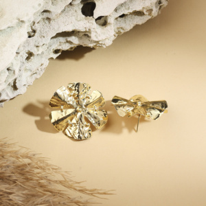 Pendientes de Botón de Aleación de Cobre Dorado con Diseño Floral Martillado a Mano para Mujer, Ideales para Fiestas - Product Image 6