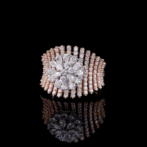 Anillo de Lujo con Diamante Cultivado en Laboratorio con Corte de Pera y Diseño Floral, Chapado en Rodio sobre Oro de 14 Quilates, Banda Ancha, para Bodas y Fiestas - Product Image 1