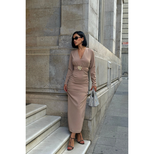 Robe de cocktail beige à col en V et manches longues avec détail d'accessoire à la taille - Product Image 2