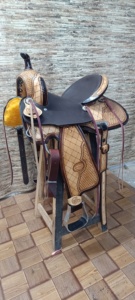 Silla de Montar para Caballo de Cuero Genuino Premium, Hecha a Mano, de Diseño, Duradera y Cómoda, Estilo Western/Inglés, con Detalles en Madera/Plástico y Acero Inoxidable - Product Image 3