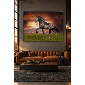 Impression sur toile : Cheval noir Fida au galop au coucher du soleil rouge - Product Image 5