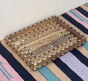 Plateau de service en bois rectangulaire sculpté à la main sur mesure Design unique motif de couleur de lavage blanc brûlé Poignées à usage domestique Vente en usine - Product Image 1