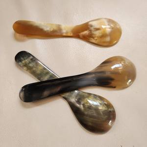 Cuchara de cuerno tallada a mano ecológica para servir especias, sal, condimentos o comedor tradicional disponible a precio de exportación - Product Image 5