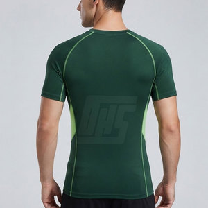 T-shirts de compression personnalisés avec matière anti-humidité, coupe athlétique pour les équipes sportives et les athlètes professionnels - Product Image 4