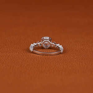 Diamante cultivado en laboratorio con anillo de diamante de corte redondo, Diamante lateral de corte redondo, anillo de compromiso cultivado en laboratorio en anillo de oro blanco sólido de 14KT - Product Image 4