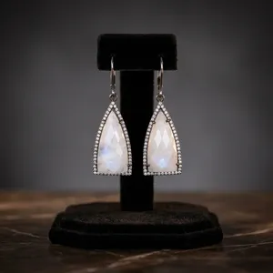 Pendientes Triangulares de Plata de Ley 925 con Piedra Lunar y Topacio Blanco, Baño de Oro Oxidado, 30mm, Cierre de Palanca, Regalo, Piedra de Nacimiento de Junio - Product Image 1
