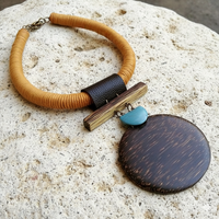 Collier pendentif artisanal en grand disque de bois – Style bohème en bois de palmier avec accent en pierre turquoise sur cordon en corde de couleur moutarde