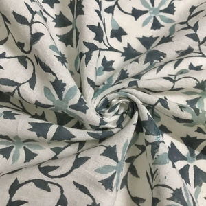 ผ้าฝ้ายพิมพ์ลายด้วยมือ ลายเถาวัลย์ดอกไม้ทั่วผืน สีเขียวอมฟ้าและเขียวเข้ม บนพื้นผ้าสีธรรมชาติ - Product Image 1
