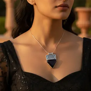 Pendentif en or rose fait main avec pierre d'onyx taille princesse pour femmes - Bijou indien moderne, cadeau - Product Image 3