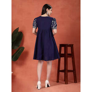 ชุดเดรสผ้าฝ้ายพิมพ์ลายสีน้ำเงินสำหรับผู้หญิง คอวี ระบายอากาศได้ดี ไซส์ XS-XL แฟชั่นทรงเอ็มไพร์ระบายช่วงเข่า แต่งระบาย เหมาะสำหรับใส่กลางวัน - Product Image 3