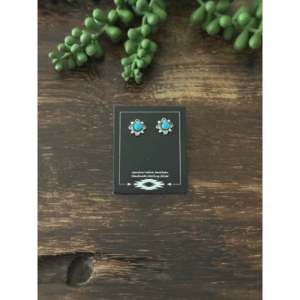 Pendientes de botón geométricos con turquesa Kingman y plata de ley engastada en bisel, hechos en Navajo - Product Image 1