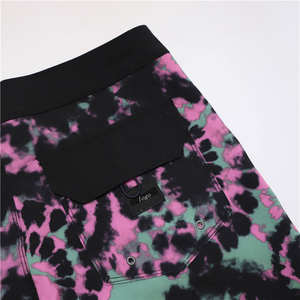 Short de plage pour hommes OEM avec cordon de serrage à la taille, doublure intérieure en maille, protection UV et résistant à l'eau, fabricant de maillots de bain personnalisés - Product Image 5