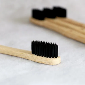 2025 Brosse à dents de voyage écologique blanchissante au charbon de bambou biodégradable pour adultes Design végétalien compact zéro déchet - Product Image 3