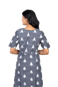 Vêtements de bureau élégants gris Ikkat One-Piece Ethnic Hand-Drawn Print Sustainable Workwear pour dames - Product Image 3