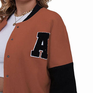 Vente en gros de vestes universitaires courtes de qualité supérieure Letterman à manches longues pour femmes à la mode avec poches sur le devant - Product Image 4