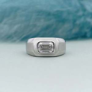 Anillo de Compromiso para Hombre con Certificado IGI East West, Diamante de Corte Esmeralda de 2.00ct con Engaste de Bisel - Product Image 1