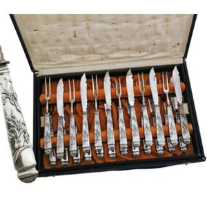 Ensemble d'argenterie de restaurant d'hôtel en acier inoxydable avec finition en marbre et argent, parfait pour un repas élégant et un service de fromage - Product Image 1