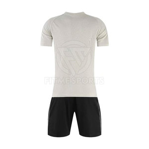 Conjunto de uniforme de fútbol de equipo con logotipo y personalización de números Conjunto de camiseta de fútbol con diseño de malla transpirable - Product Image 2