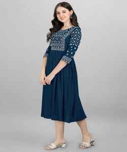 Nouveau Look Tendance Vêtements de Bureau Georgette Imprimé Crêpe Filles Indiennes Porter Prêt à Porter Pas Cher Bas Prix En Gros Surat Apparel - Product Image 4